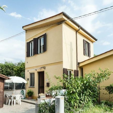 La Casina Gialla Independent House - Near The Walls Лука Екстериор снимка
